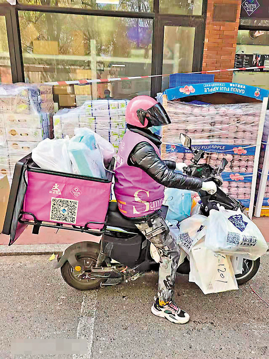 ◆來自河南安陽的李志梅正奔波在上海街巷中，為市民提供配送服務。    受訪者供圖