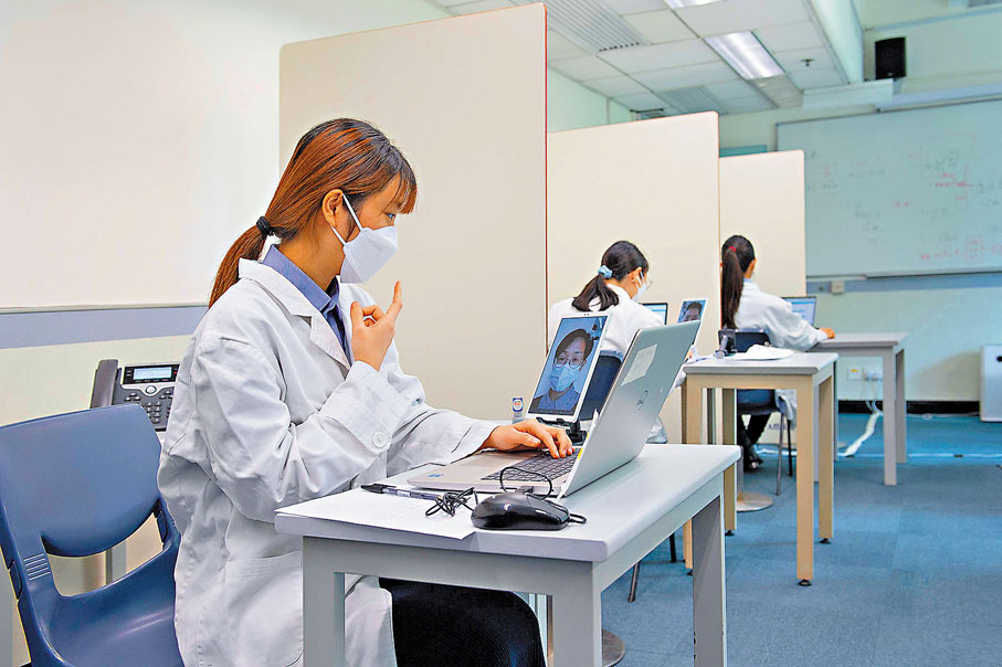 ◆在疫情期間，中醫師透過視像為受感染人士診症。