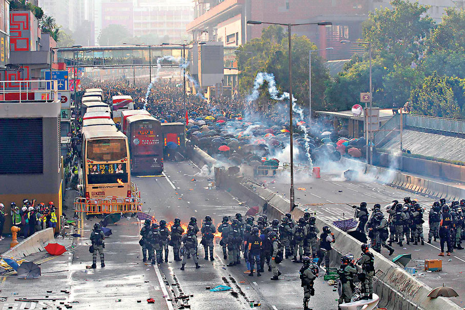 ◆大批黑衣暴徒於2019年10月1日非法佔據黃大仙龍翔道及堵塞交通，並向警方防線投擲磚頭和汽油彈。資料圖片