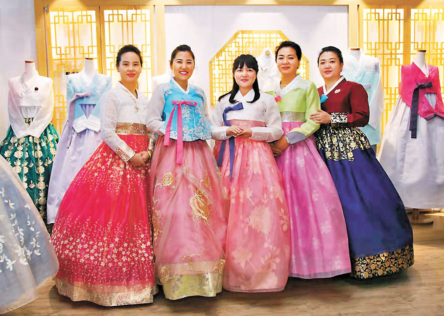 ◆色彩斑斕的朝鮮族服飾。 香港文匯報記者 于海江  攝