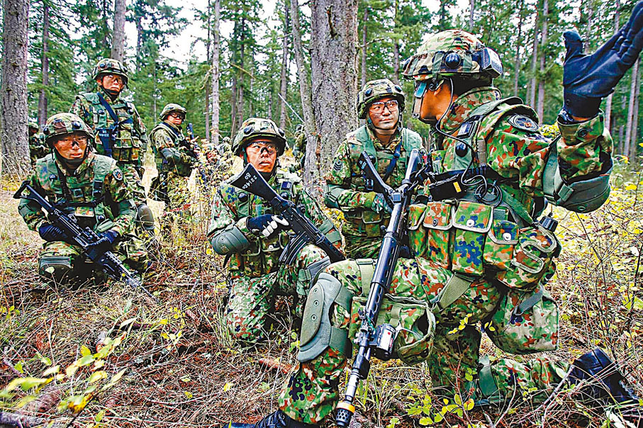◆ 日本政府計劃以「專家意見」作為依據，在今年底前推動修改國防政策。圖為美日士兵參與軍演。 資料圖片