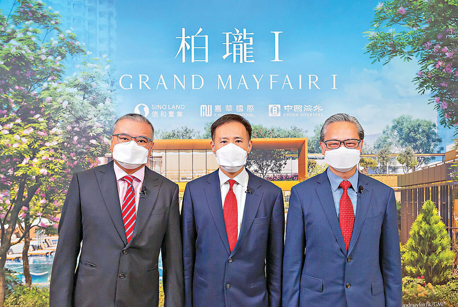 ◆田兆源(中)稱，柏瓏 I 採中低密度設計，預料短期內獲批預售樓花同意書。左為溫偉明，右為游偉光。