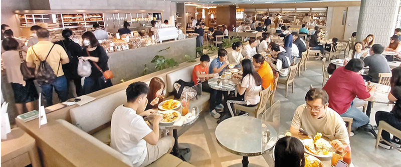 ◆昨天清明節假期，沙田新城巿廣場食肆座無虛席。 香港文匯報記者 攝