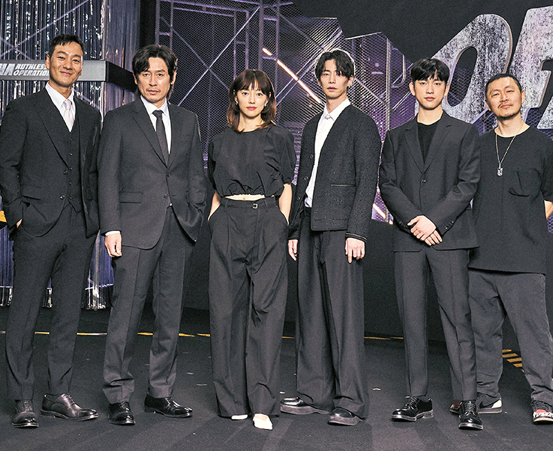 ◆韓間諜片《夜叉：浴血諜戰》5日在韓國首爾舉辦記者會，主要演員朴海秀（左起）、薛景求、EL、宋再臨、朴珍榮、梁東根共同亮相。 Netflix供圖