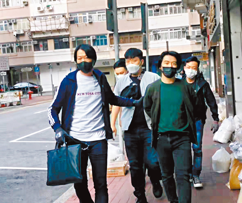 ◆ 警方國安處人員昨日在旺角拘捕鄧建華（前排右一）。 香港文匯報記者  攝