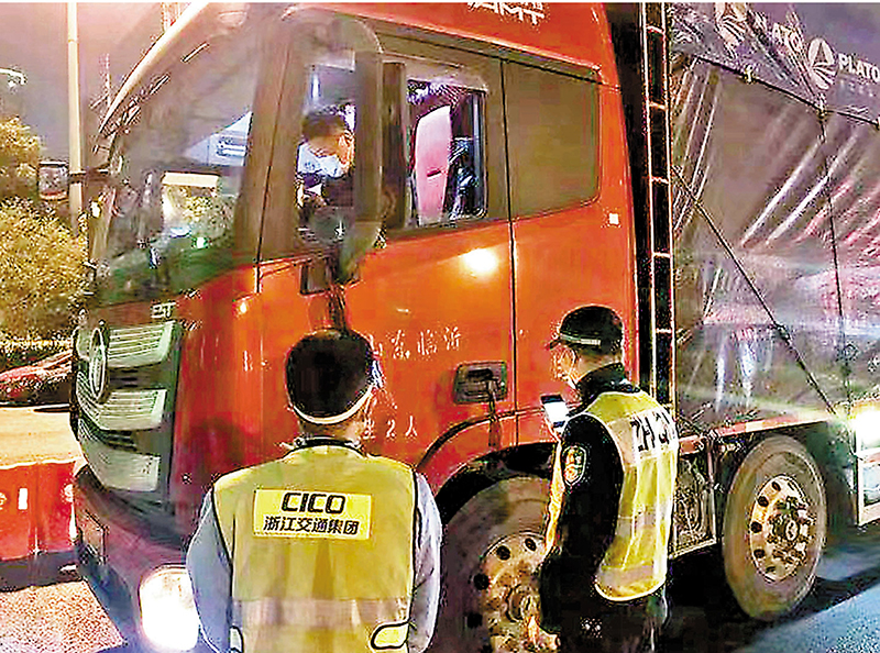 ◆長三角啟動疫下跨省貨車通行證互認制度。圖為交警對跨省貨車進行查驗。 受訪者供圖