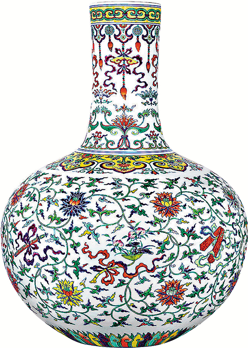 ◆清乾隆鬥彩加粉彩暗八仙纏枝蓮紋天球瓶六字篆書款。