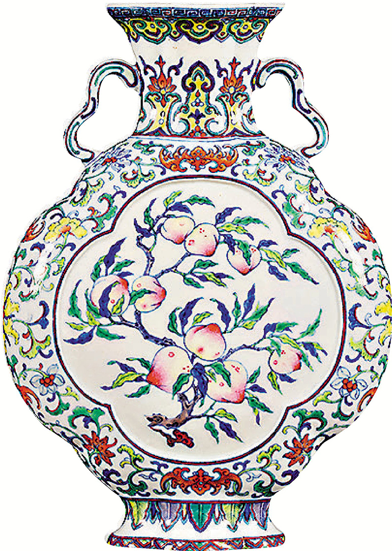 ◆清乾隆鬥彩開光靈芝壽桃紋海棠式扁瓶。