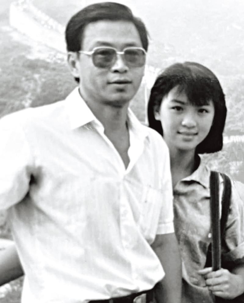 ◆ 陳煒上載父女黑白舊照作哀悼。