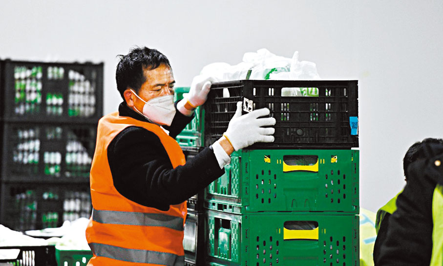 ◆ 美團買菜分揀人員正在準備社區集單的貨品。 受訪者供圖