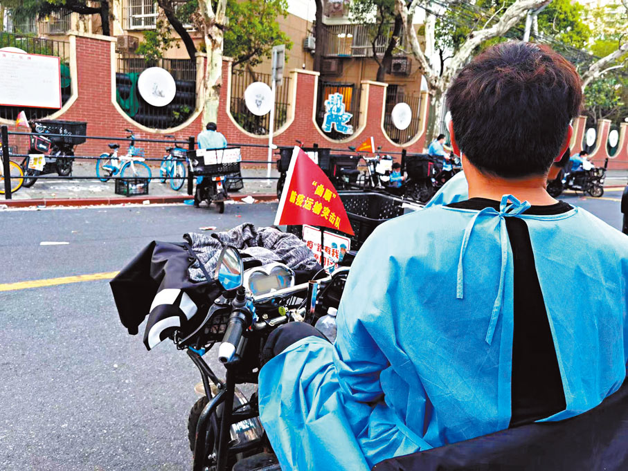 ◆ 上海曲陽街道的配送小哥。 受訪者供圖