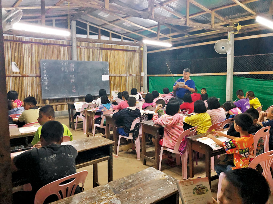 ◆泰北華文學校的學生上堂的情景亦令李志雄感慨。