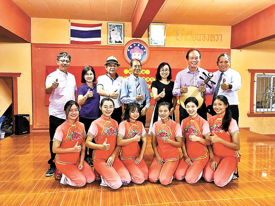 ◆李志雄團隊與當地舞蹈隊合影。