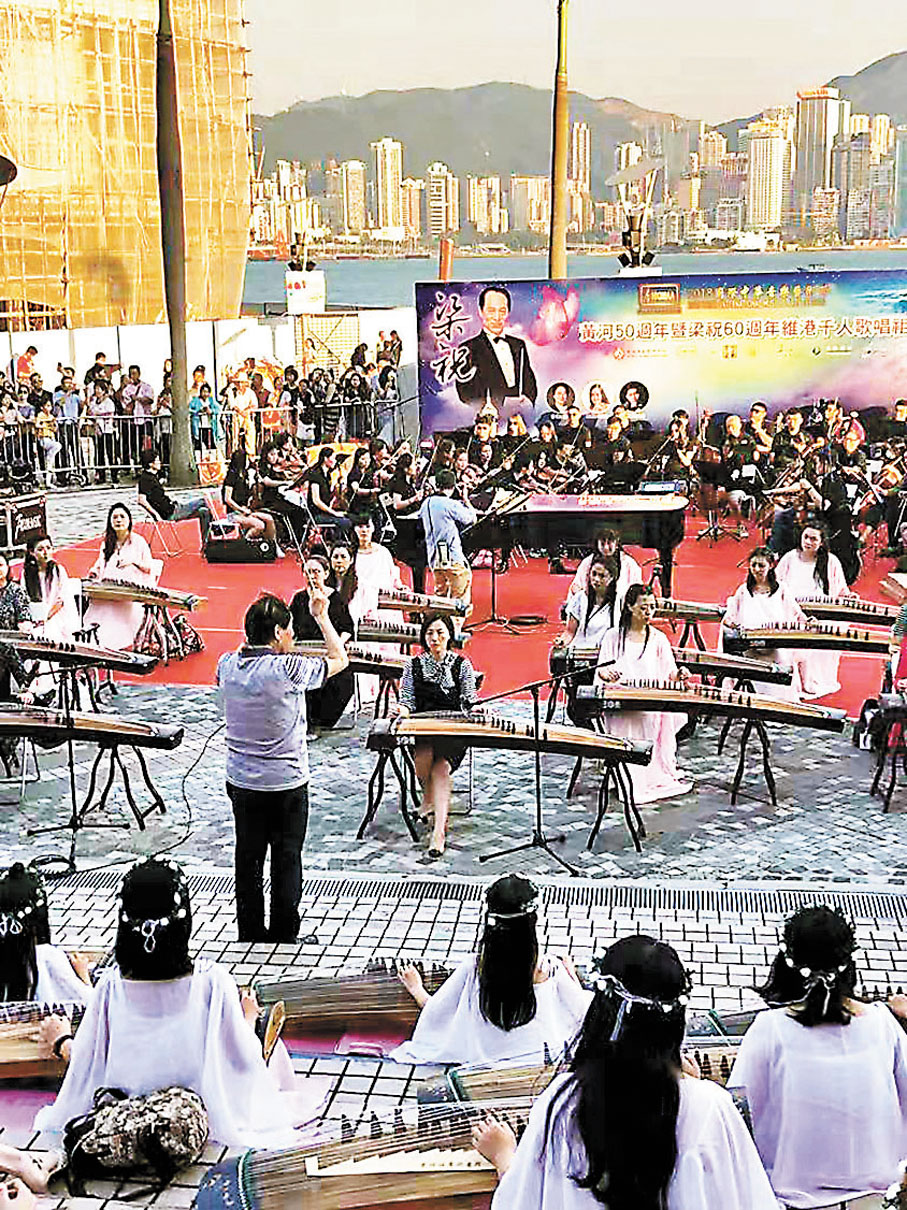 ◆百箏在何占豪的指揮下合奏《梁祝》。