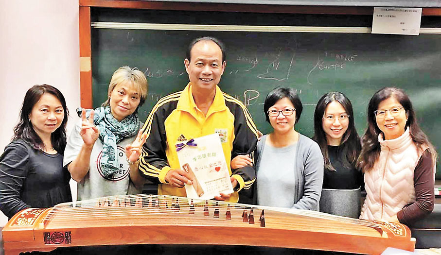 ◆李志雄（左三）與學生們在一起。