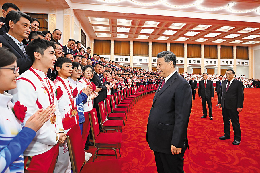 ◆北京冬奧會、冬殘奧會總結表彰大會8日在北京人民大會堂隆重舉行。 會前，習近平等會見北京冬奧會、冬殘奧會突出貢獻集體代表、突出貢獻個人和中國體育代表團成員。新華社