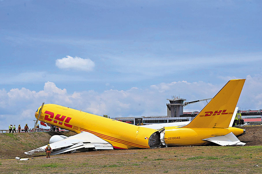 ◆ 飛機迫降後滑出跑道，並斷成兩截。 美聯社