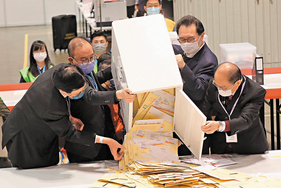 ◆李家超曾任資審會主席，為選委會選舉及立法會選舉把關。圖為去年12月立會選舉開票情況。 資料圖片