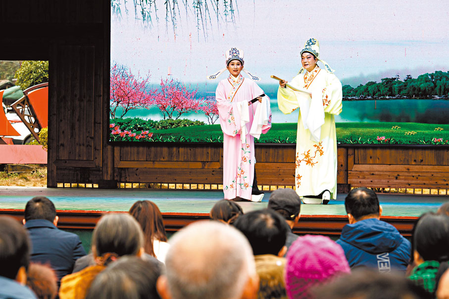 ◆杜美霜（左）和搭檔惠民演出。