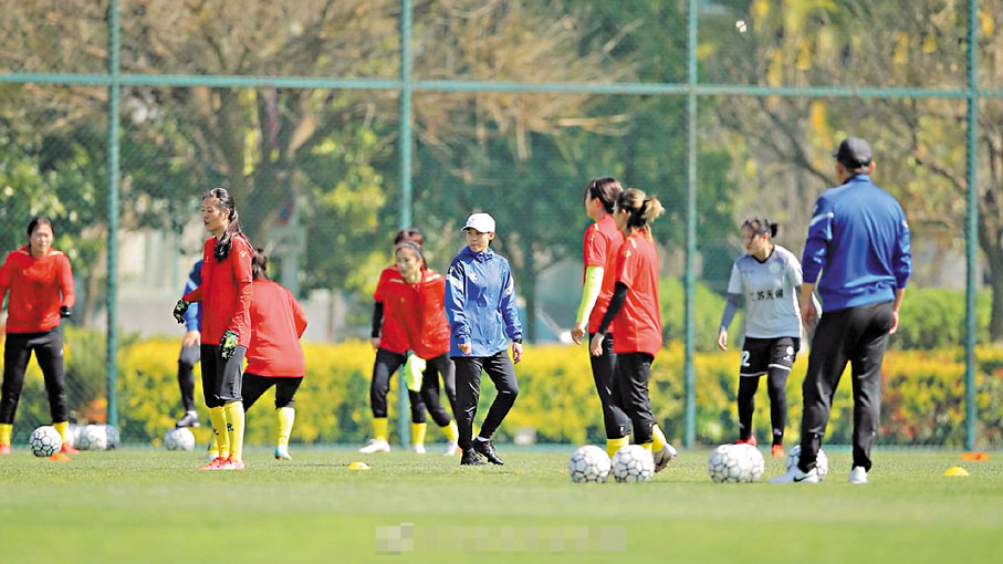 ◆陳婉婷（白帽者）悉心教導江蘇女足隊員。 微博圖片