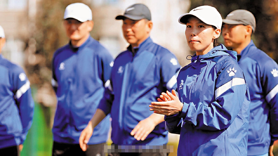 ◆陳婉婷（右二）首次掛帥女超球隊，即旗開得勝。 微博圖片