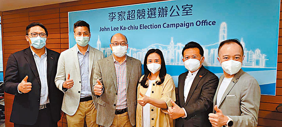 ◆何俊賢（左二）、葛珮帆（左四）、陸瀚民（左六）遞交提名表。 Fb圖片