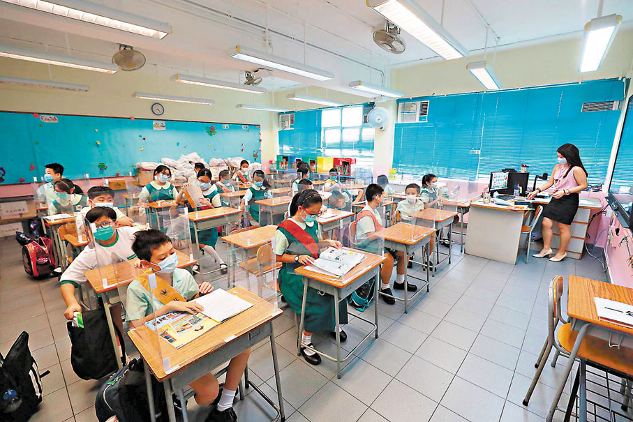◆中小學及幼稚園將如期於復活節後分階段恢復面授課，但學生回校上學前須先通過快速測試。圖為小學生佩戴口罩上堂。 資料圖片