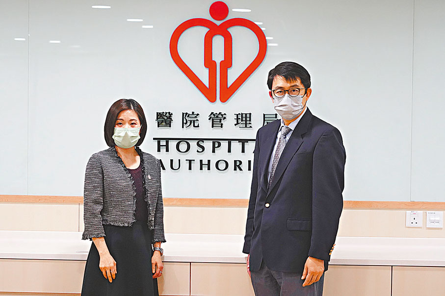 ◆鍾健禮(右)及莊慧敏接受訪問講解分流分層機制。香港文匯報記者  攝