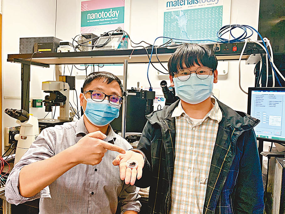 ◆ 張立(左)及孫猛猛(右)展示其研發的「 史萊姆 」機器人。中大供圖