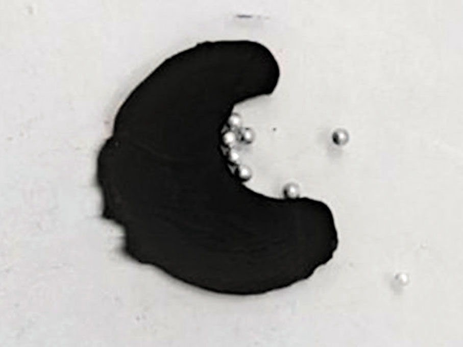 ◆ 「史萊姆」機器人收集及包裹住零散的微粒。短片截圖