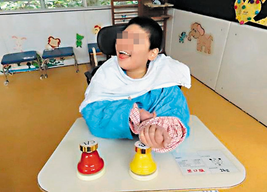 ◆明愛賽馬會樂仁學校提供樂器培養學生音樂興趣（上圖），並改裝「彩虹鐘」讓手部肌能薄弱的學生亦能演奏（下圖）。明愛賽馬會樂仁學校供圖