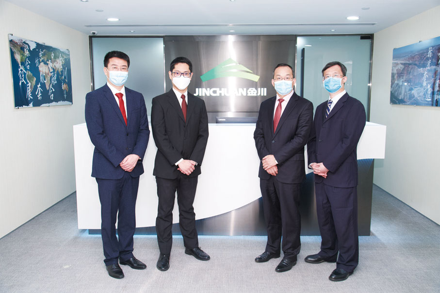 ◆ 金川國際管理層，執行董事兼行政總裁郜天鵬（右二），財務總監及公司秘書黃學斌（左二），風險管控總監王金星（左一），投資總監孫平安（右一）。