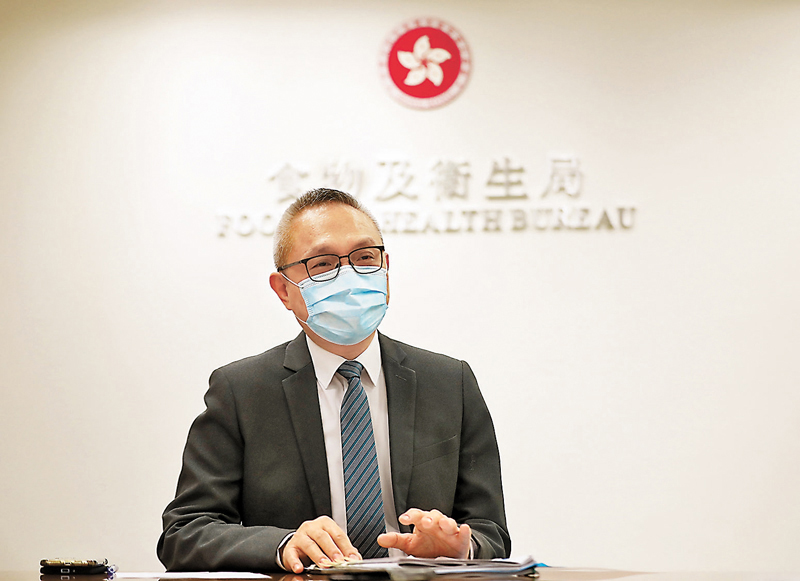 ◆ 徐德義接受大公文匯傳媒專訪，談及「疫苗通行證」的成效、執法情況及優化空間。香港文匯報記者  攝