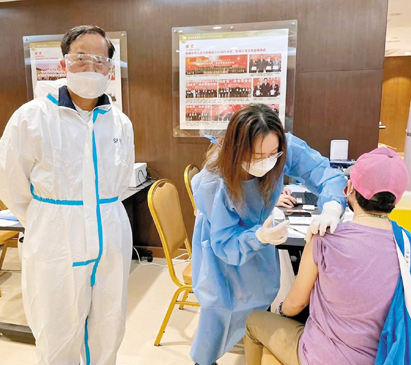 ◆陳笑權在社區舉行疫苗注射活動。受訪者供圖