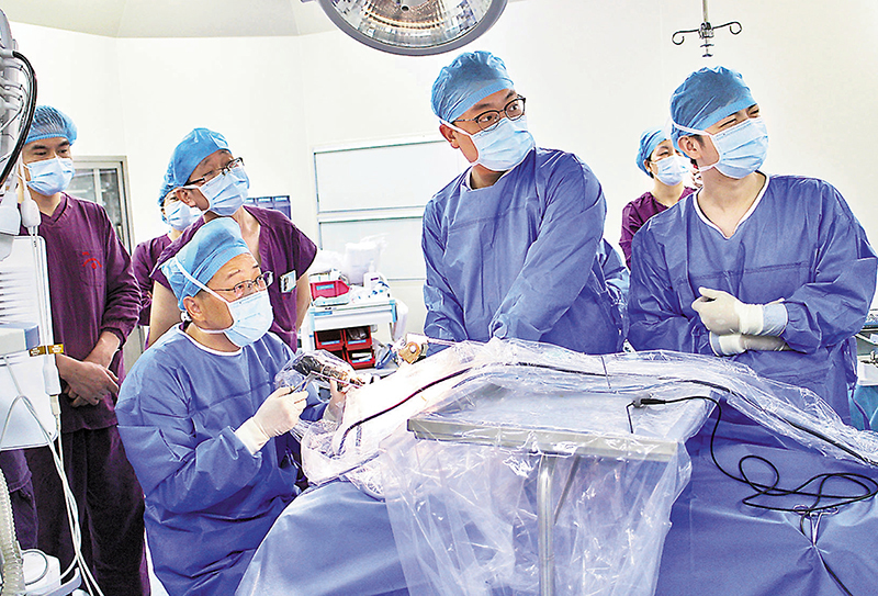◆潘宏光醫生在手術中。  受訪者供圖