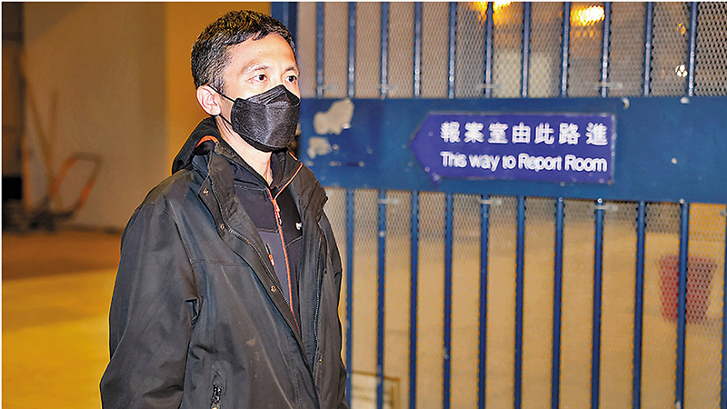 區家麟被扣查十多小至深夜獲准保釋離開葵涌警署。香港文匯報 記者  攝
