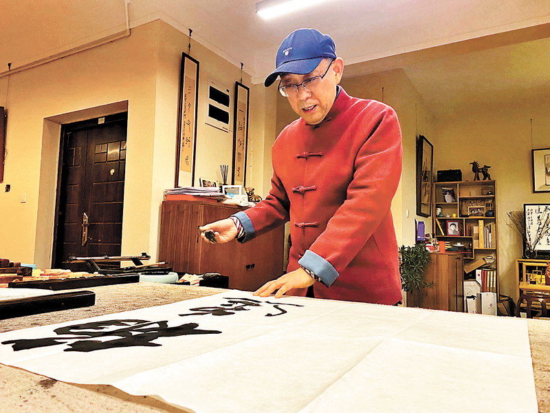 ◆每天練習書法是吳雪最大的愛好。 記者趙臣 攝