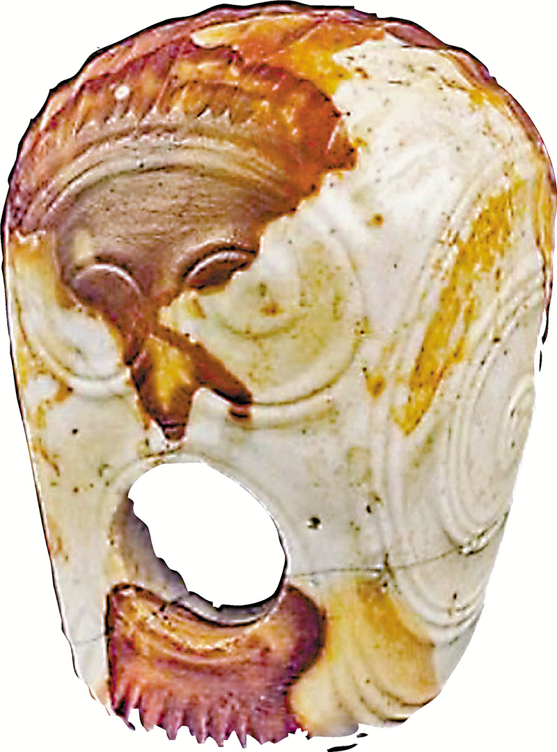 ◆巨石陣建造時期英國和愛爾蘭出土的最精美的裝飾物品之一，由一塊色彩顯眼的燧石結核雕刻而成。