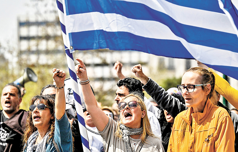 ◆希臘民眾高叫反通脹口號。 法新社