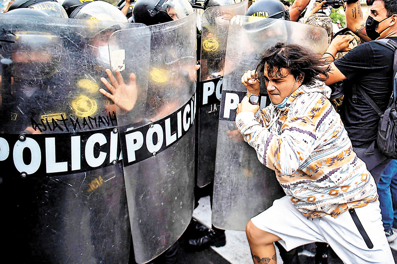 ◆示威演變成警民衝突。 法新社