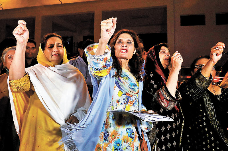 ◆伊姆蘭．汗的支持者上街遊行。 路透社