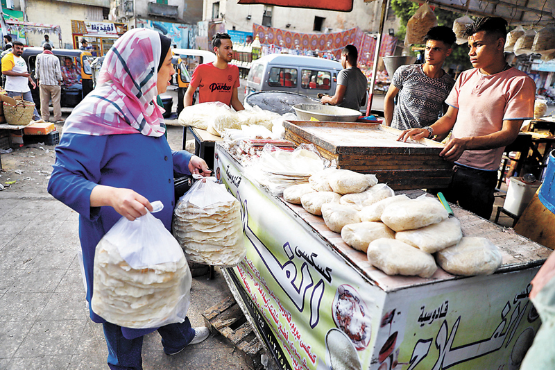 ◆埃及對部分麵包實施價格管制。新華社