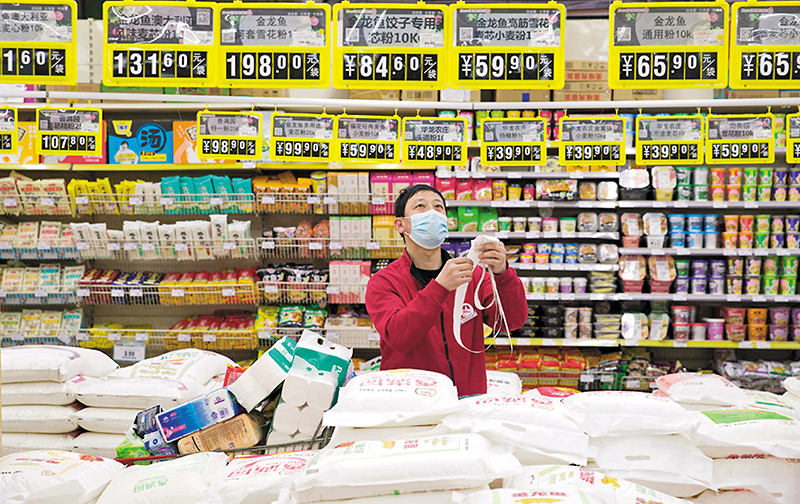 ◆內地麵粉、食用植物油、鮮菜和雞蛋價格環比上漲1.7%、0.6%、0.4%和0.3%。 中新社