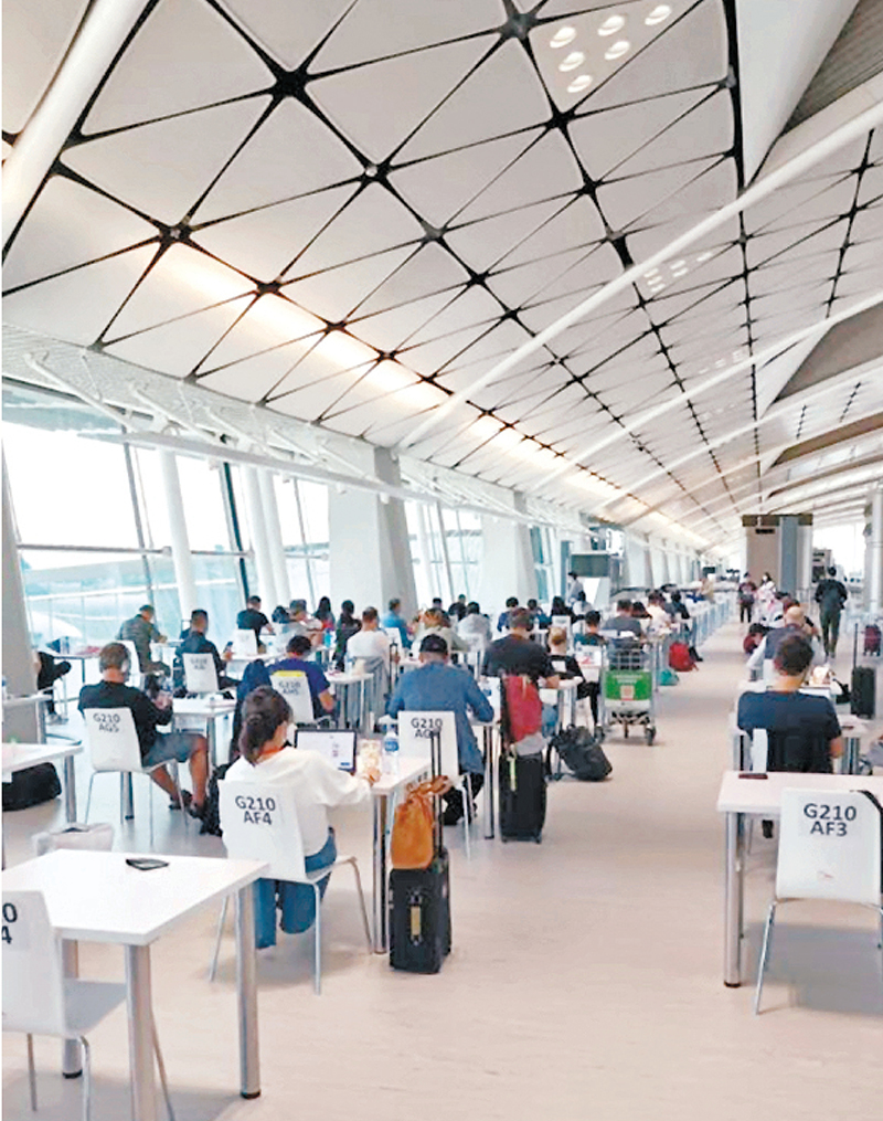 ◆本月1日起香港取消英美等九國「禁飛令」，衞生署額外從陸路口岸調配約20人到機場的臨時樣本採集中心。 衞生署供圖
