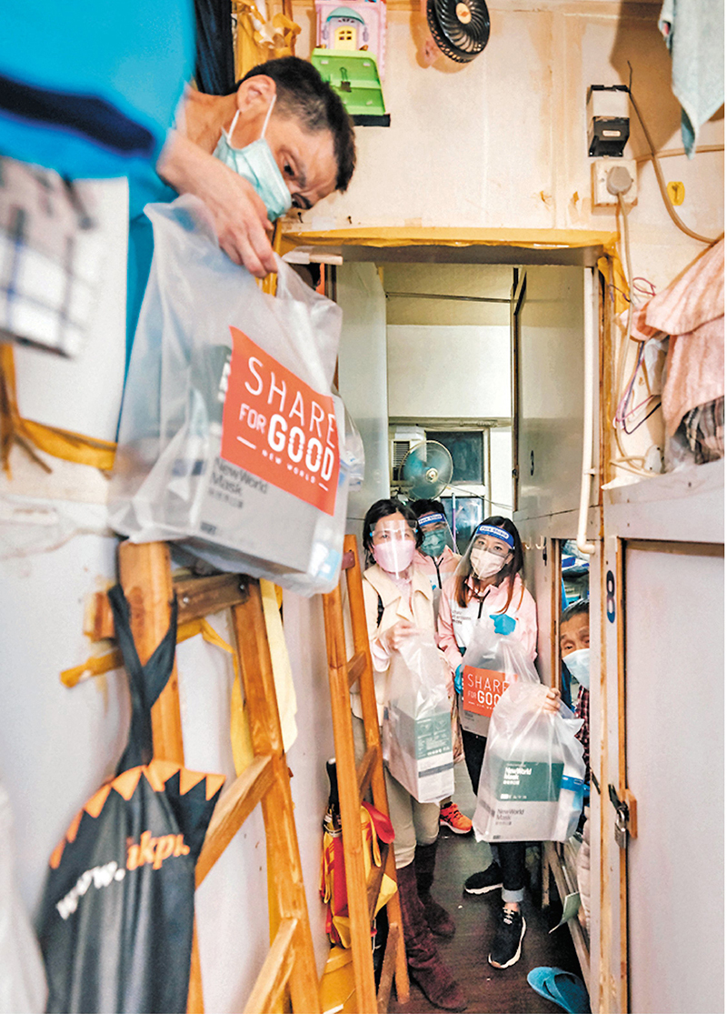 新世界義工隊與非牟利機構到籠屋及劏房派發抗疫福袋。
