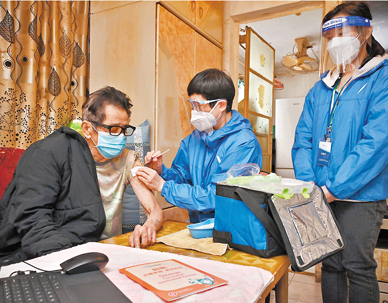 陳信禧表示，在近日的圍封強檢中，已開始試行前往長者家中為他們打針，希望幫助更多八九十歲、行動困難的長者早日接種疫苗。圖為一名長者透過「疫苗到戶接種服務」接種疫苗。 資料圖片