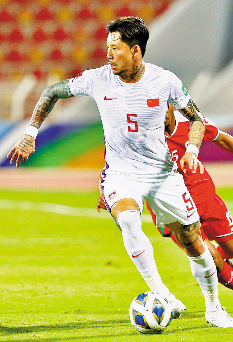 ◆張琳芃（前）傳投上海海港。    新華社