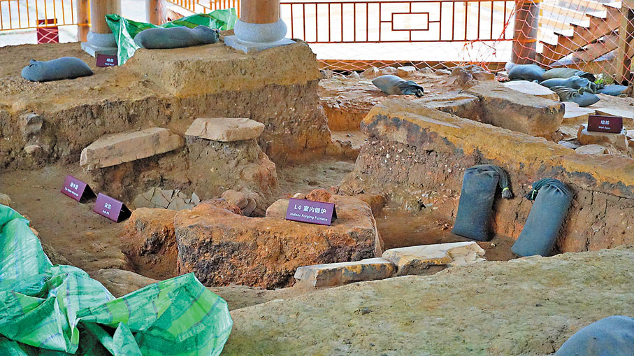 ◆清晰可見的冶鐵爐遺址，有室內鍛爐、灰坑、儲水器等遺留。