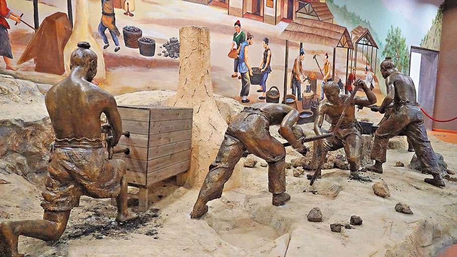 ◆下草埔冶鐵遺址展示館內復原了當時的冶鐵場景。