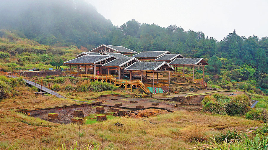 ◆下草埔冶鐵遺址保護棚依山勢而建，形成了坐東朝西的多級台地，分布冶鐵生產區、鐵務官署區、工匠生活區。